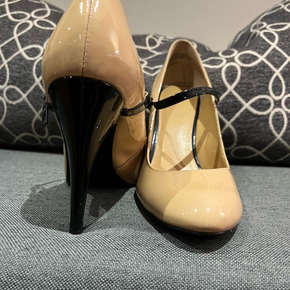 Nine West Sheryl Mary Jane  size 8 Nude with Black Straps